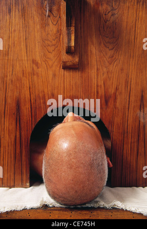 RSC 82054 : bald head of man Ayurvedic treatment ; Panchakarma ; sarvang sweda Stock Photo