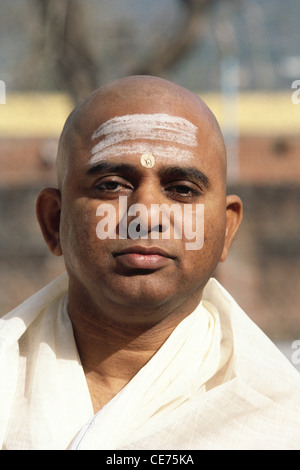 RVA 83078 : portrait face of indian hindu sanyasi priest with ash smear on forehead india Stock Photo