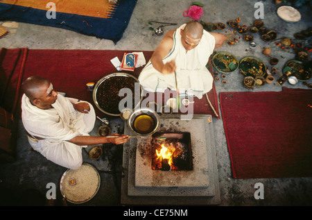 RVA 83088 : two indian hindu sanyasi priests praying to fire god performing havan homa india Stock Photo