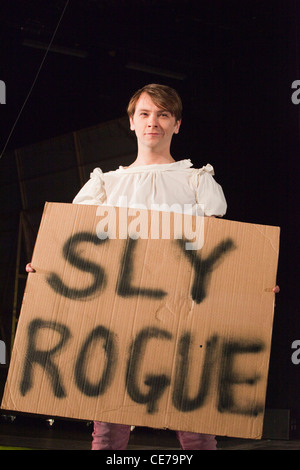 The School for Scandal opens at the Barbican Theatre. Actor holding up 'sly rogue' sign Stock Photo