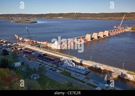 IA, Dubuque, Towboat and coal barges, at Lock and Dam No. 11, Mississippi River Stock Photo