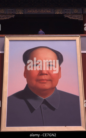 Guardian standing on top of a huge painting of Mao Zedong or Mao Tse-tung also known as Chairman Mao at the Tiananmen Gate of Heavenly Peace, Tiananmen Square, Forbidden City, Beijing, China Stock Photo