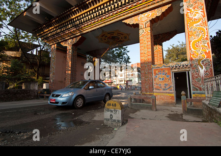 Vehicle crossing the border between India and Bhutan through the Gate of Bhutan, Phuentsholing, Bhutan Stock Photo