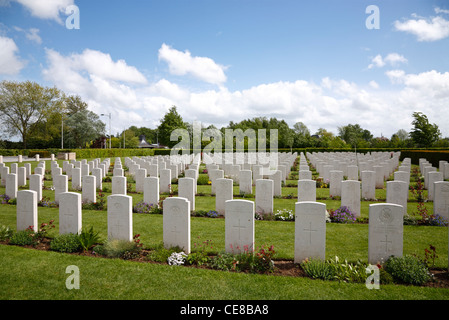 Graves in the Bayeux War Cemetery - The British War Cemetery at Bayeux, Normandy, France. Commonwealth war graves. The Bayeux military cemetery. Stock Photo