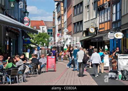 Tourists shopping in the Kramerstraße in the historic old town Hannover, Lower Saxony, Germany Stock Photo
