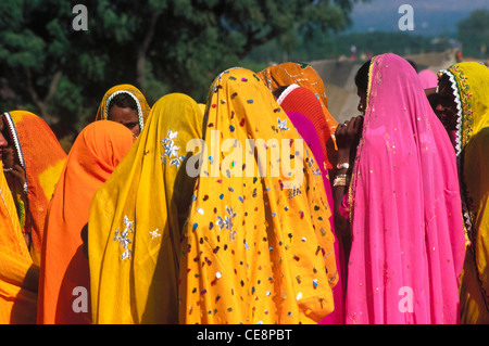 Indian women in colourful saris, Jodhpur, Rajasthan, India Stock Photo ...
