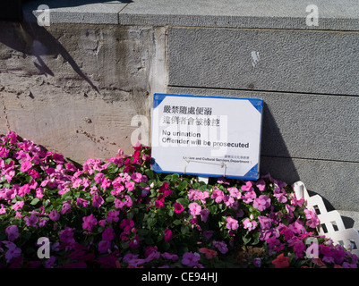 dh  TSIM SHA TSUI HONG KONG Chinese calligraphy and English sign warning prohibit signs Stock Photo