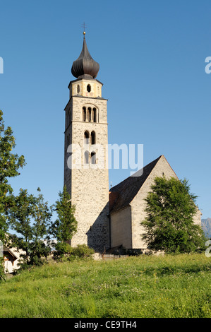 The church of San Pancrazio beside the Mediaeval walled town of Stadt Glurns, Glorenza. Val Venosta, Italian Alps, Italy Stock Photo