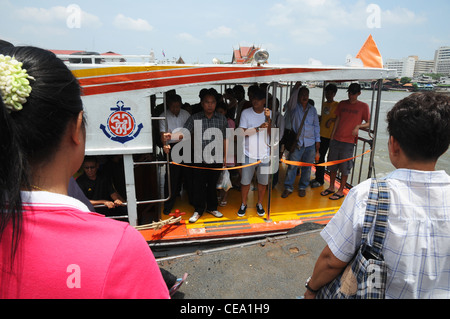 Passengers and tourists embark from river boat, Chao Phraya river, Bangkok, Thailand Stock Photo