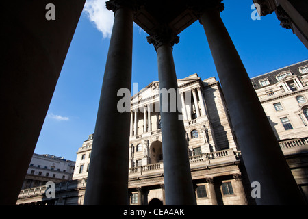 Bank of England on Threadneedle Street through the pillars of The Royal Exchange, City of London. Photo:Jeff Gilbert Stock Photo