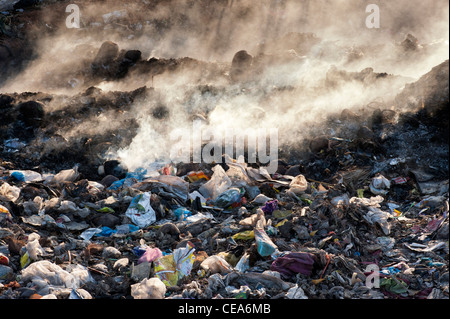 Household waste being burnt on the roadside in India