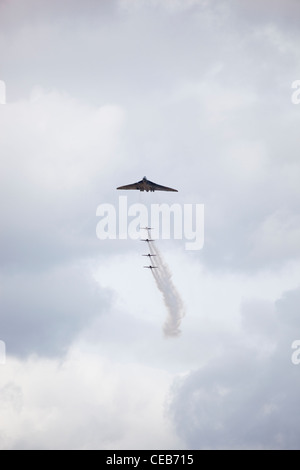 The Blades perform a flypast with the visiting Avro Vulcan B2, Sywell, Northamptonshire Stock Photo