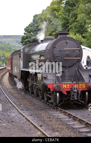 Southern Railway Class S15 Steam Locomotive 825 at the platform of Grosmont railway station in the Esk Valley Stock Photo