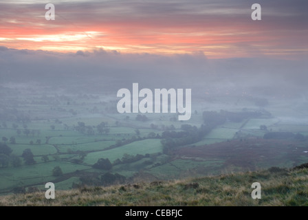 Morning Sunrise in Hope Valley from the Great Ridge between Mam Tor, Back Tor and Loose Hill overlooking Castleton in the Peaks Stock Photo