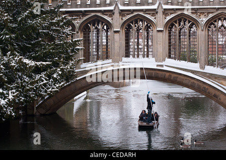 Bridge of Sighs in winter snow, St Johns College, Cambridge, England. UK Stock Photo