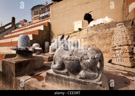 India, Uttar Pradesh, Varanasi, Assi Ghat, Shiva Lingam and Nandi bull in small riverside shrine Stock Photo