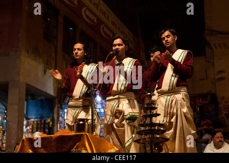 India, Uttar Pradesh, Varanasi, Dasaswamedh Ghat, evening Ganga Aarti vedic fire ritual puja ceremony singers Stock Photo