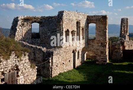 Spiské Podhradie, Kirchdrauf (Kirchdorf), Spissky Hrad (Zipser Burg), Ruinen im südlichen Teil der oberen Burg Stock Photo