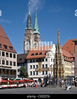Nürnberg, Hauptmarkt mit Schönem Brunnen, Hinten Turmpaar von St. Sebald von Südosten Stock Photo