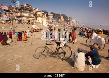 India, Uttar Pradesh, Varanasi, Assi Ghat, pilgrims gathered on banks of River Ganges Stock Photo