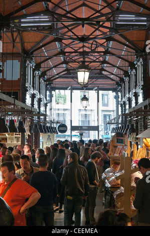 A variety of tapas bars and stalls in the Mercado de San Miguel, just off of the Plaza Mayor, Madrid, Spain Stock Photo