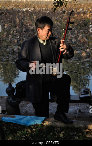 Erhu with its bow. Chinese 2 stringed instrument Stock Photo, Royalty ...