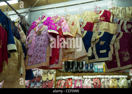 dh Jardines Bazaar CAUSEWAY BAY HONG KONG Chinese pyjamas traditional silk clothes street market stall Stock Photo