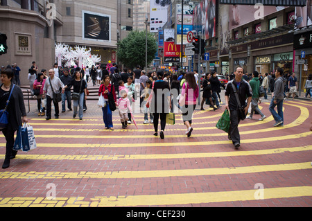 dh Time Square CAUSEWAY BAY HONG KONG Chinese crowds crossing road at pedestrian zebra crossings city street scene china Stock Photo
