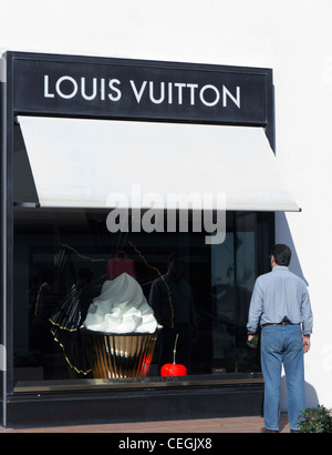 Louis Vuitton shop window in upmarket Causeway Bay, Hong Kong Stock Photo: 27876138 - Alamy