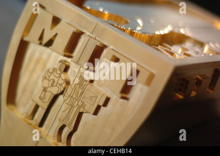 Giant MIT class ring fixed to the barrel of the Caltech Cannon at MIT, 2006 Stock Photo