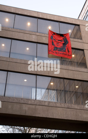 To celebrate Darwin's 200th birthday, MIT hackers put a large red banner with a Che Guevara-style image of Charles Darwin and the words 'Viva la Evolucion!' on the skybridge between buildings 18 and 56 on 2/11/09. Stock Photo