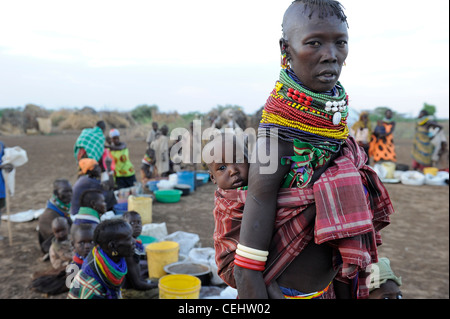 KENYA Turkana Region, Kakuma , Turkana a nilotic tribe, hunger catastrophe are permanent due to climate change and drought, Don Bosco distributes food to starving women and children Stock Photo