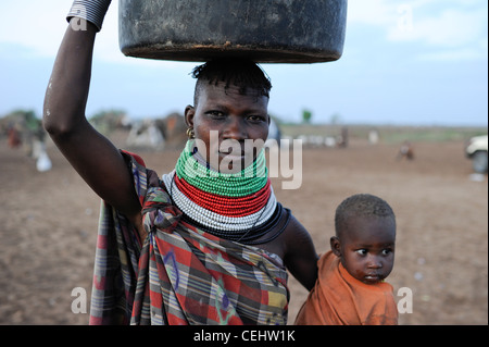 KENYA Turkana Region, Kakuma , Turkana a nilotic tribe, hunger catastrophe are permanent due to climate change and drought, Don Bosco distributes food to starving women and children Stock Photo