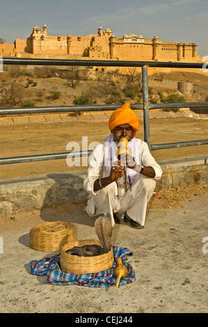 INDIA, Rajasthan, Jaipur, snake charmer in front of Amber Fort (1592) Stock Photo