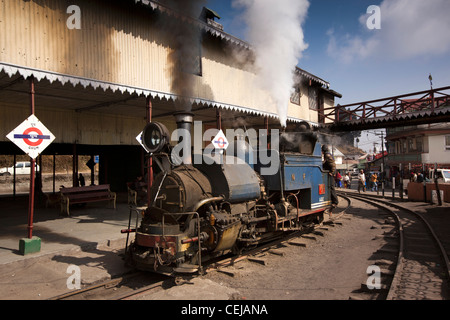 India, West Bengal, Ghoom, Himalayan Darjeeling Mountain Railway locomotive shunting in Station Stock Photo
