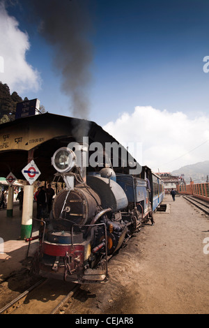 India, West Bengal, Ghoom, Himalayan Darjeeling Mountain Railway locomotive shunting in Station Stock Photo
