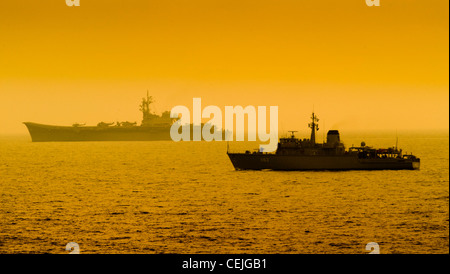 The Hellenic Navy Hunt class minehunter Kallisto and the Spanish aircraft carrier Príncipe de Asturias Stock Photo