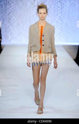 Philosophy di Alberta Ferretti New York Ready to Wear Spring Summer A beige cropped single breasted jacket cropped sleeves and Stock Photo