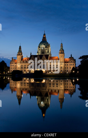 Reflection of the Neues Rathaus (New Town Hall) at Marienplatz Square ...