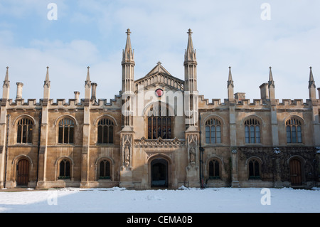 Corpus Christi College in winter snow, Cambridge, Cambridgeshire, England, UK Stock Photo