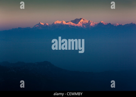 India, West Bengal, snow capped peaks of Kangchenjunga, beyond Darjeeling at dawn, panoramic view from Tiger Hill Stock Photo