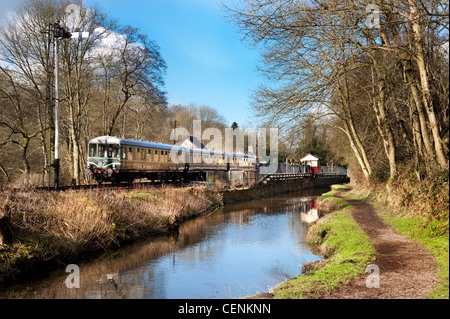 Historic diesel multiple unit train leaves Consall on The Churnet Valley Railway, Staffordshire Stock Photo