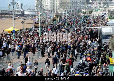 Crowds gathered on Maderia Drive for the Ace Cafe Reunion 2011 Stock Photo