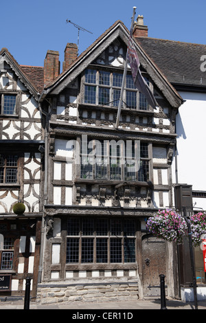 Harvard House on the main high street in Stratford-upon-Avon. Harvard House was built in 1596 by Thomas Rogers whose grandson, J Stock Photo