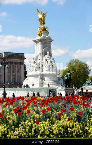 The Victoria Memorial in front of Buckingham Palace with tulips in the foreground. Stock Photo