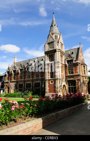 The College Library and clock tower at Pembroke College, designed by Alfred Waterhouse and completed in 1879. Pembroke College, Stock Photo