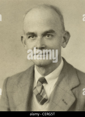 Older man in passport style photograph (c1940s)  (Matching female image ref: CERG4W) Stock Photo