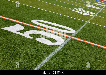 Empty Football Field Stock Photo - Download Image Now - American Football -  Sport, Fifty Yard Line, American Football Field - iStock