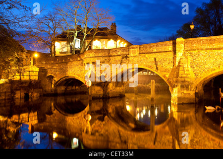 The medieval Bishop Bridge over the River Wensum at night. The bridge was built in 1340 and is one of the oldest bridges still i Stock Photo