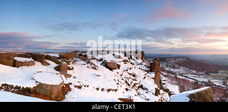 Panoramic view of Curbar Edge and the Pinnacle rock illuminated by the last rays of the setting sun in the Peak District Nationa Stock Photo